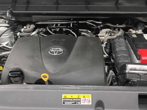 Used 2020 Toyota Highlander XLE AWD/4WD image 10