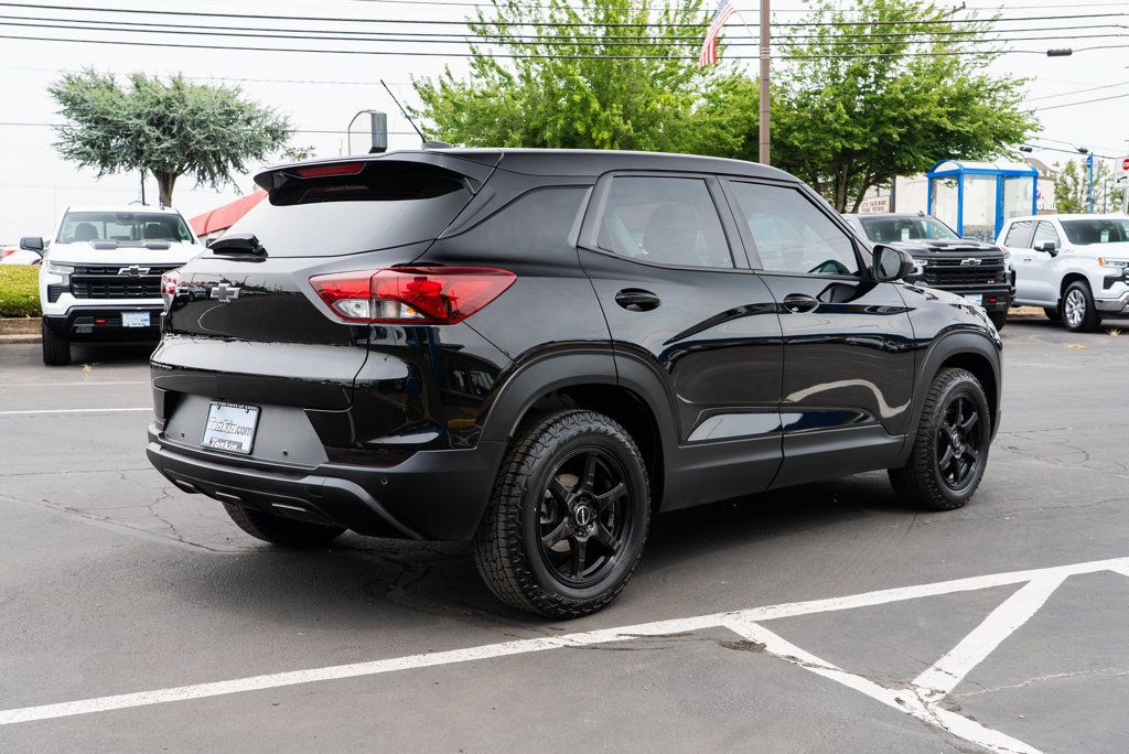 Used 2021 Chevrolet TrailBlazer LS w/ LPO, Blackout Package FWD image 4