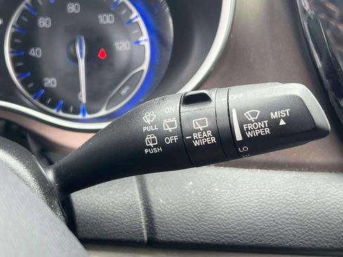 Used 2017 Chrysler Pacifica Touring-L FWD image 25