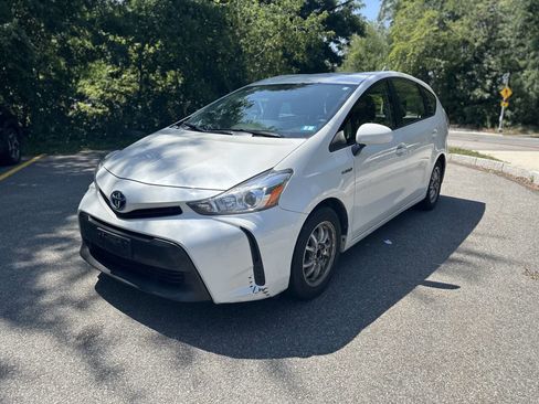 Used 2015 Toyota Prius V Five image 9