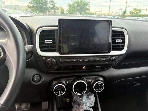 Certified 2023 Hyundai Venue Limited FWD image 13