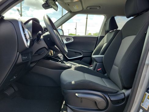 Used 2025 Kia Soul LX w/ LX Technology Package image 13