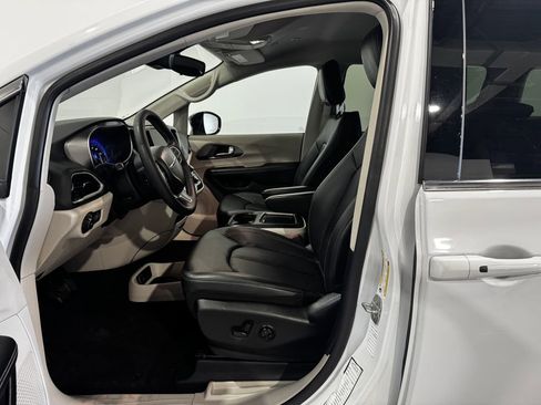 Used 2024 Chrysler Pacifica Touring-L FWD image 15