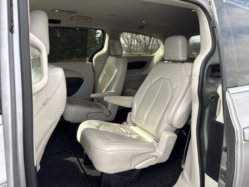 Used 2017 Chrysler Pacifica Touring-L w/ Tire & Wheel Group image 12