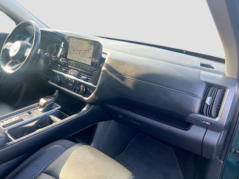 Used 2025 Nissan Pathfinder SL FWD image 33
