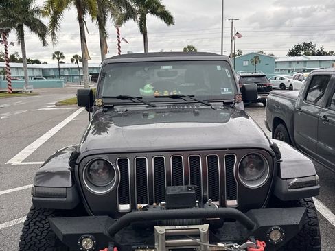Used 2019 Jeep Wrangler Unlimited Sahara image 2
