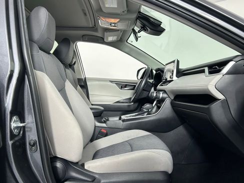 Used 2021 Toyota RAV4 XLE image 10