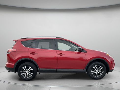 Used 2016 Toyota RAV4 LE FWD image 2