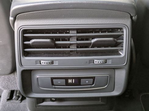 Used 2023 Audi Q8 Premium image 24