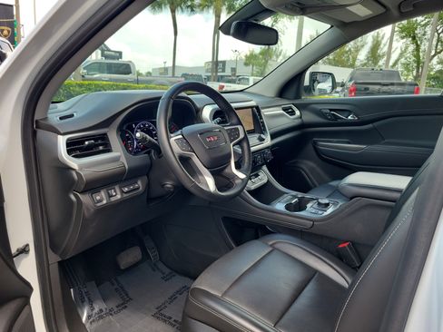 Used 2023 GMC Acadia SLT FWD image 9