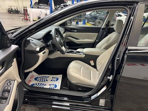 Used 2025 Nissan Altima 2.5 SV FWD image 19