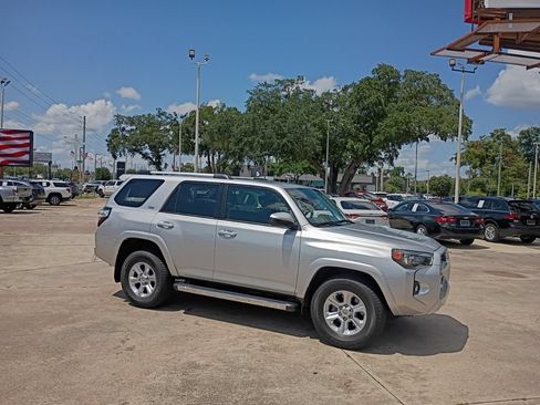 Used 2022 Toyota 4Runner SR5 RWD image 33