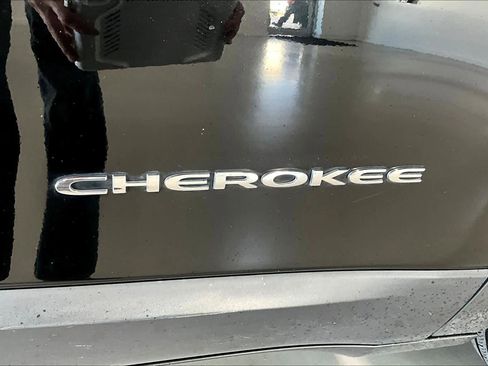 Used 2020 Jeep Cherokee Limited image 7