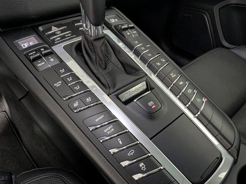 Used 2018 Porsche Macan image 34