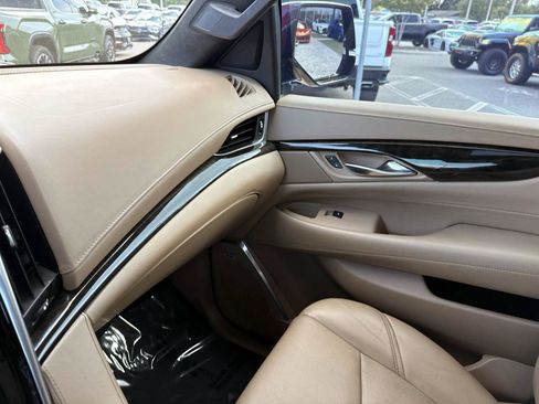 Used 2019 Cadillac Escalade Platinum RWD image 26