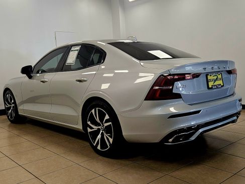 Used 2021 Volvo S60 T5 R-Design image 5