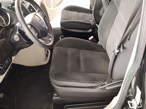 Used 2019 Dodge Grand Caravan SE w/ UConnect Hands-Free Group image 9