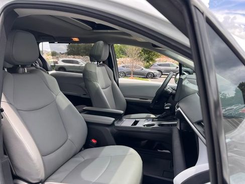 Used 2025 Toyota Sienna XLE FWD image 34