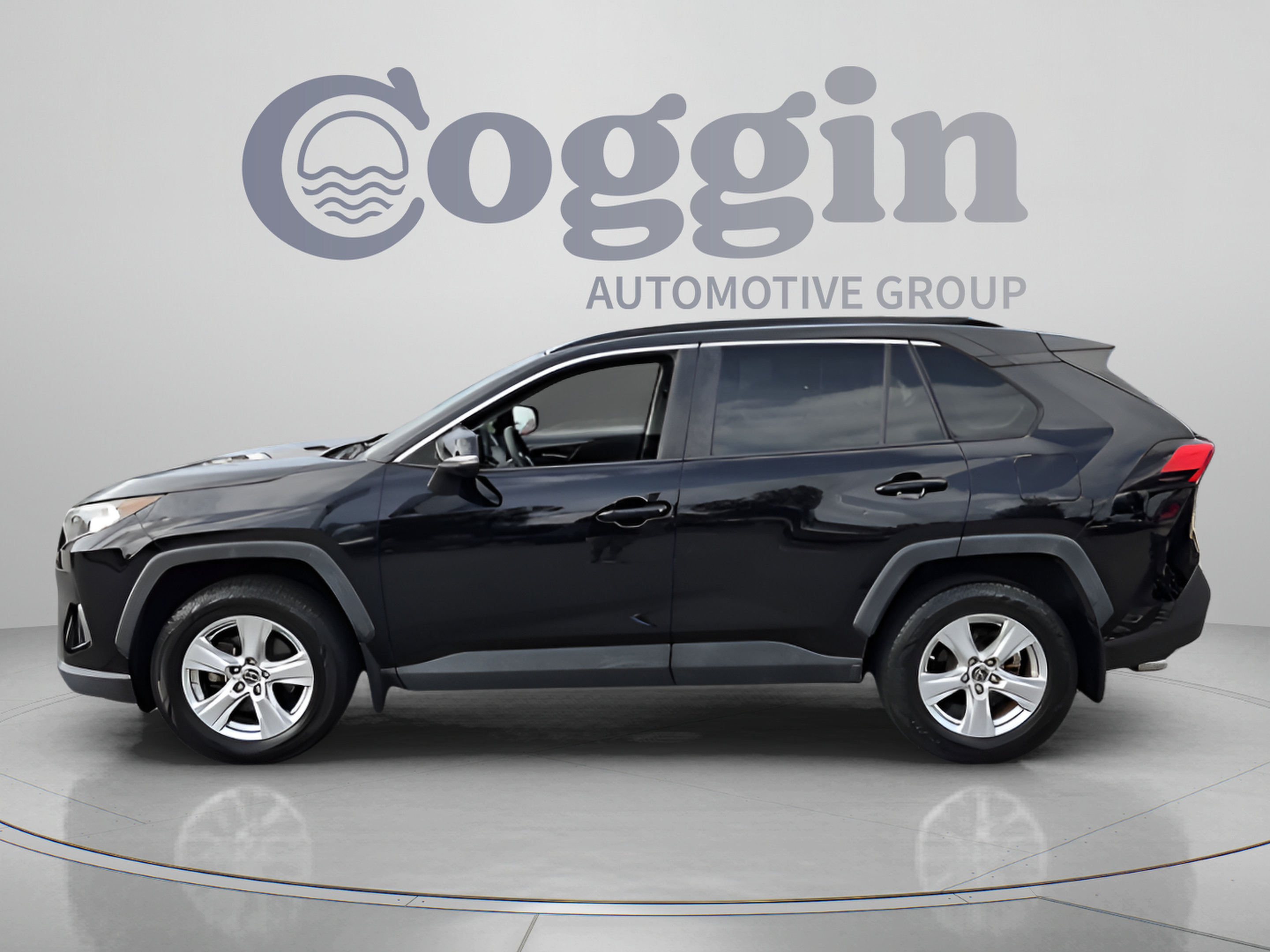 Used 2019 Toyota RAV4 XLE w/ Convenience Package FWD image 2