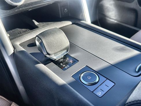 Certified 2025 Land Rover Discovery Dynamic SE image 28