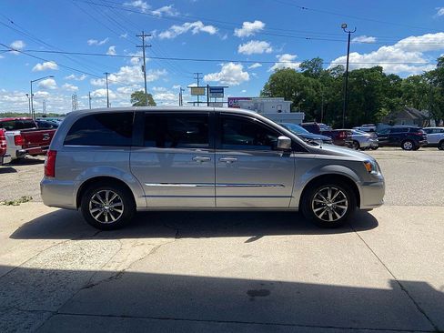 Used 2015 Chrysler Town & Country S w/ Driver Convenience Group FWD image 5