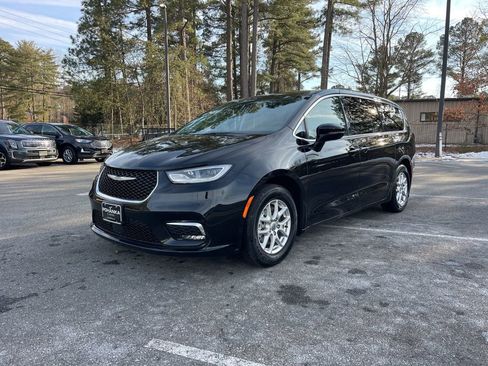 Used 2024 Chrysler Pacifica Touring-L image 2