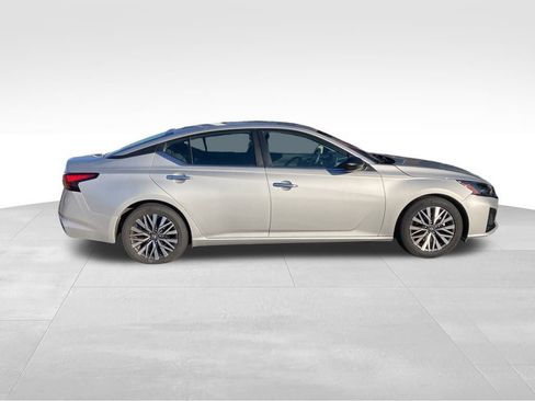 Used 2024 Nissan Altima 2.5 SV image 7