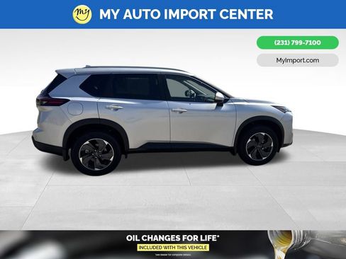 Used 2025 Nissan Rogue SV w/ SV Premium Package AWD/4WD image 8