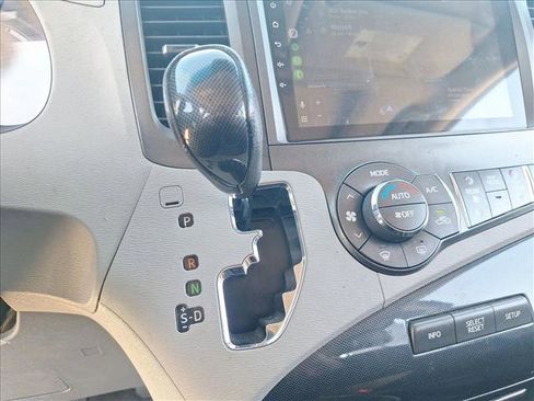 Used 2012 Toyota Sienna SE image 23