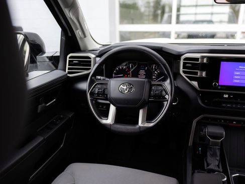 Used 2022 Toyota Tundra SR5 w/ SR5 Convenience Package AWD/4WD image 14