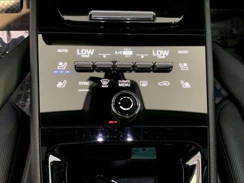 Certified 2024 Porsche Cayenne AWD/4WD image 37