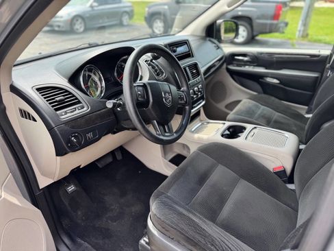 Used 2016 Dodge Grand Caravan SXT image 8