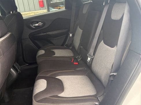 Used 2016 Jeep Cherokee Sport AWD/4WD image 9