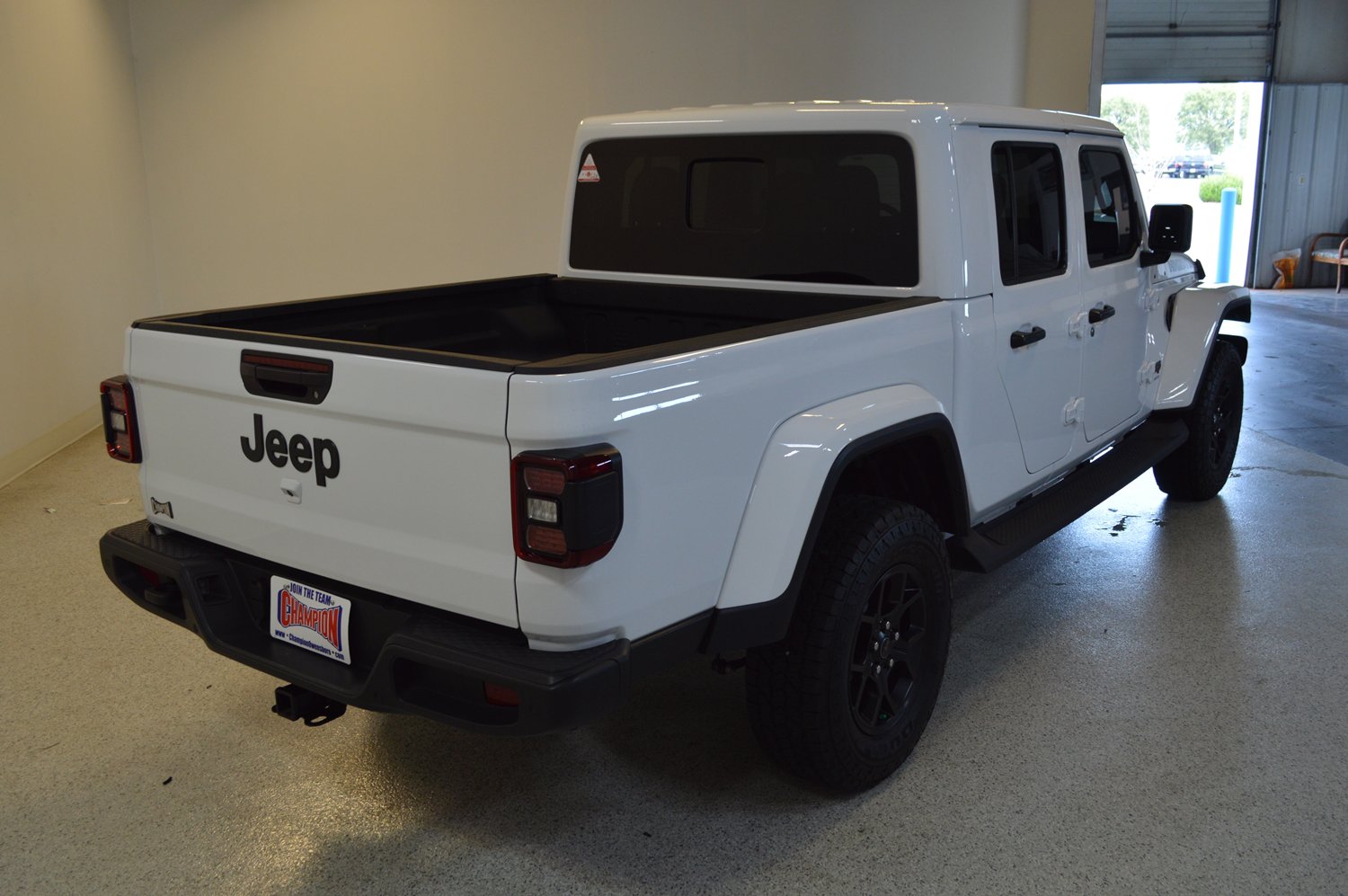 Used 2025 Jeep Gladiator Sport AWD/4WD image 3