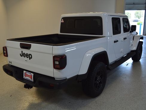 Used 2025 Jeep Gladiator Sport AWD/4WD image 3