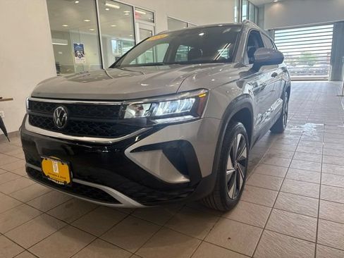 Used 2024 Volkswagen Taos SE AWD/4WD image 3