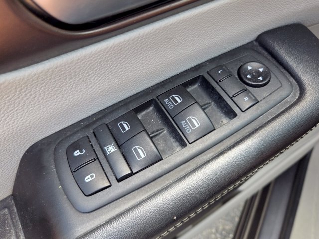 Used 2020 Chrysler Voyager LX FWD image 30