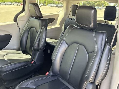 Used 2023 Chrysler Pacifica Touring-L FWD image 19