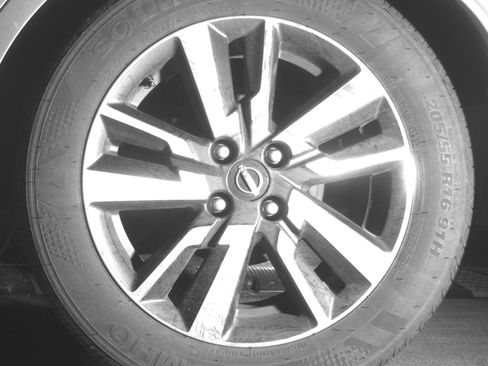 Used 2025 Nissan Versa SV image 14