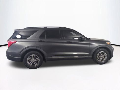Used 2020 Ford Explorer XLT image 4