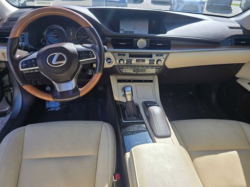 Used 2016 Lexus ES 300h w/ Navigation System Package FWD image 18