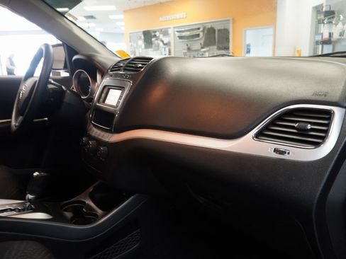 Used 2018 Dodge Journey SE image 30