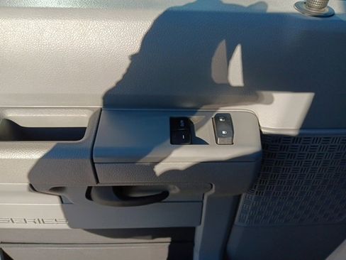 Used 2017 Ford E-350 and Econoline 350 Super Duty image 15