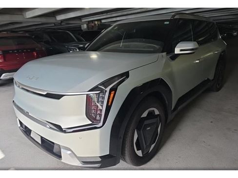 Used 2024 Kia EV9 Land AWD/4WD image 1