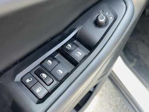 Used 2025 Jeep Grand Cherokee L Laredo RWD image 12