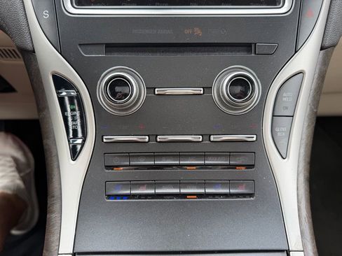 Used 2019 Lincoln Nautilus Reserve AWD/4WD image 18