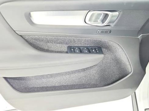 Used 2024 Volvo XC40 B5 Core image 21