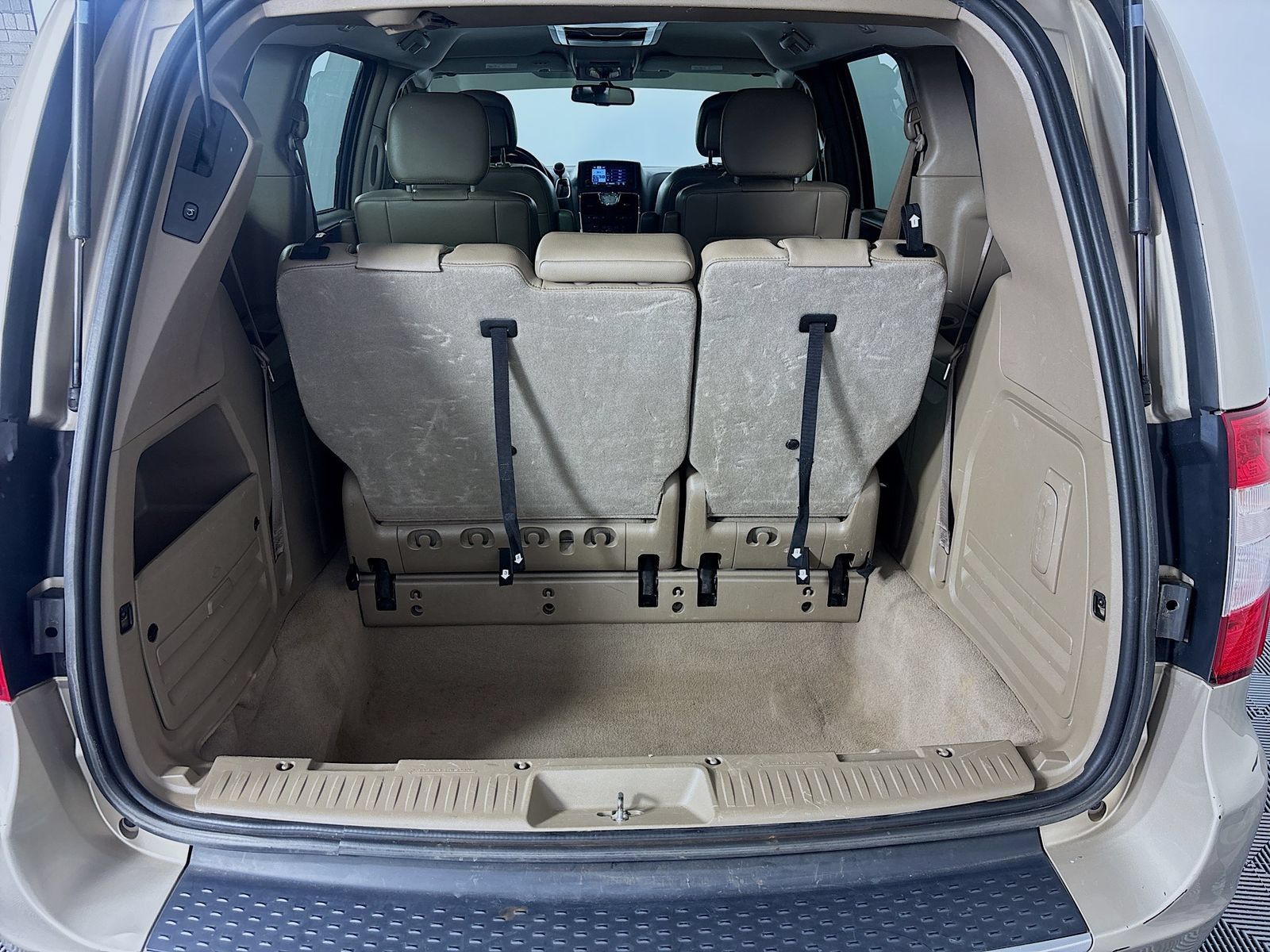Used 2012 Chrysler Town & Country Touring w/ Entertainment Group #1 FWD image 25