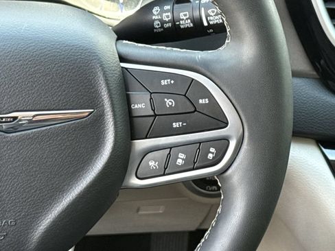 Used 2023 Chrysler Pacifica Touring-L FWD image 14
