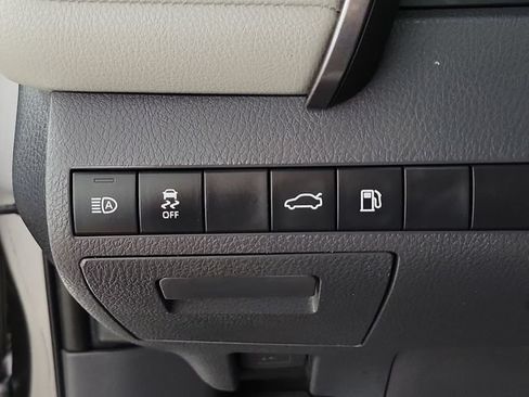 Used 2018 Toyota Camry SE FWD image 23